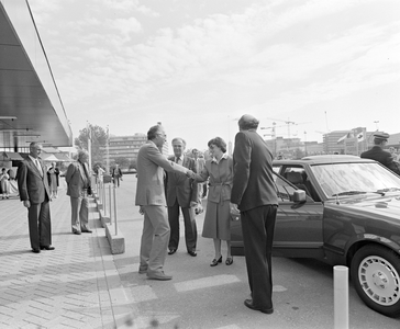 885064 Afbeelding van de aankomst van prinses Margriet op het Jaarbeursterrein te Utrecht, waar zij de naar haar ...